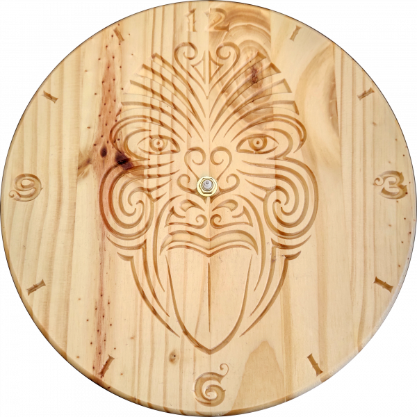 Masque Maori - Horloge Murale en Bois de Pin – Image 2